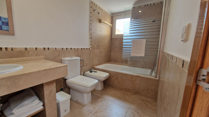 Image No.27-3 Bed Property for sale