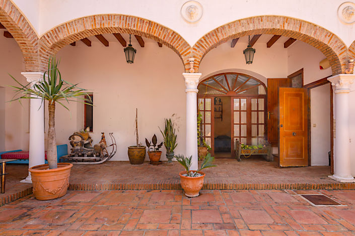 Image No.4-4 Bed Commercial for sale