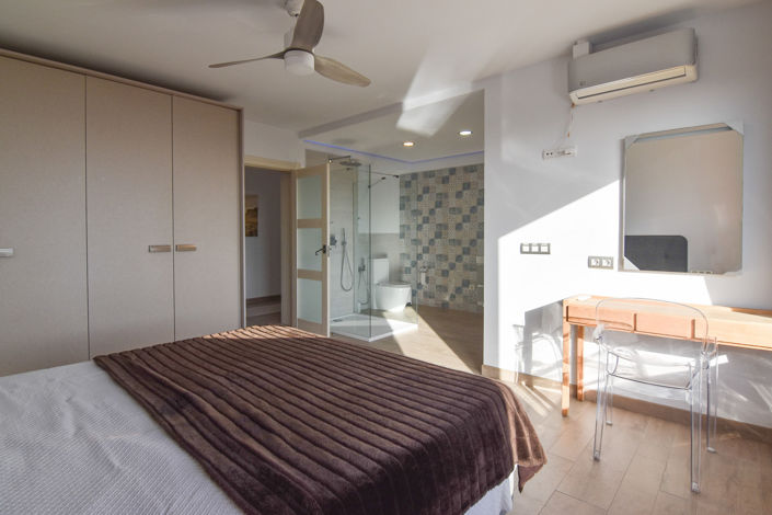 Image No.8-5 Bed House for sale