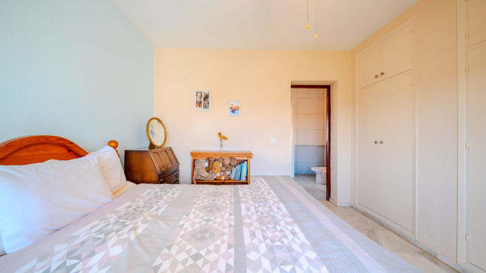 Image No.25-4 Bed House for sale