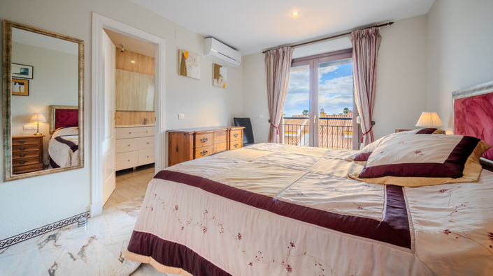 Image No.21-4 Bed Townhouse for sale