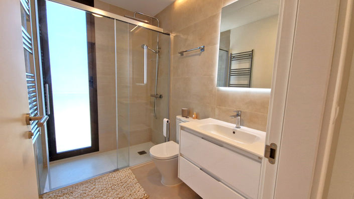 Image No.27-3 Bed Property for sale