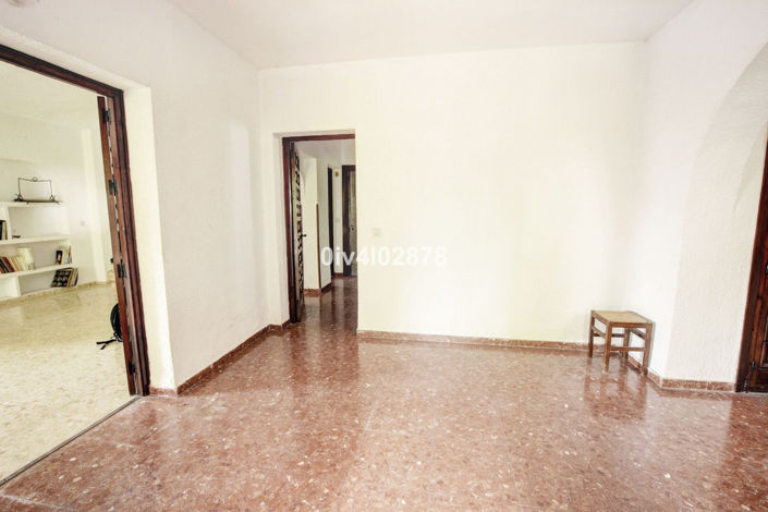 Image No.10-7 Bed Property for sale