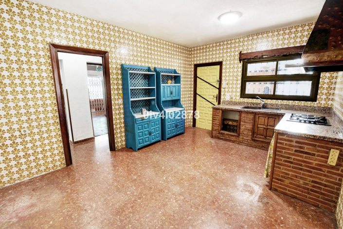 Image No.17-7 Bed Property for sale
