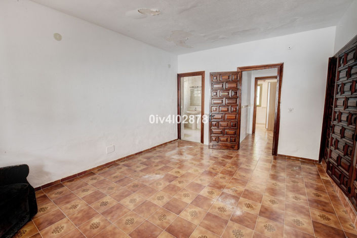 Image No.24-7 Bed Property for sale