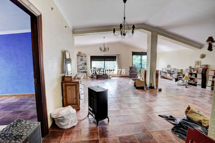 Image No.32-7 Bed Property for sale