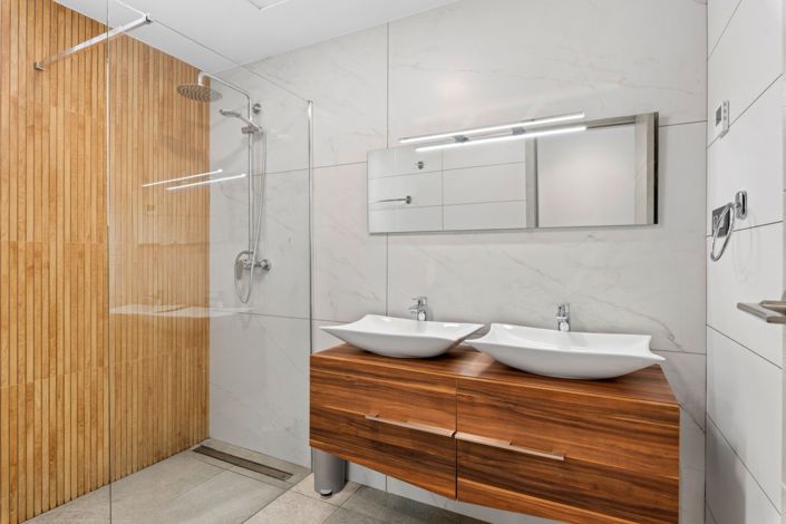 Image No.14-3 Bed Property for sale