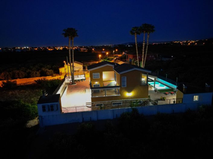 Image No.4-4 Bed Property for sale