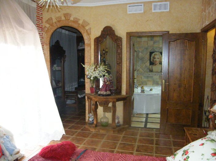 Image No.35-6 Bed Townhouse for sale