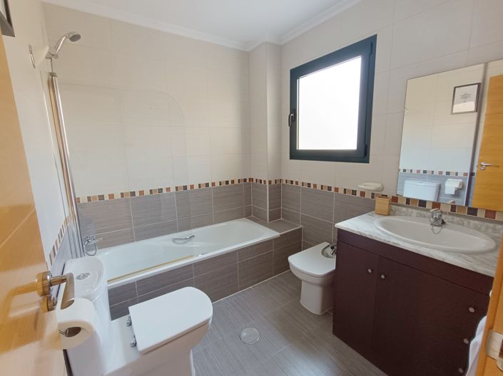 Image No.15-3 Bed Property for sale