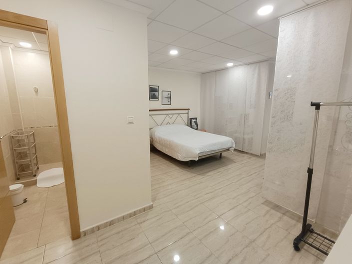 Image No.28-3 Bed Property for sale