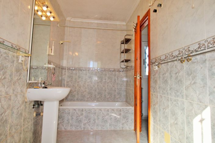 Image No.20-3 Bed Townhouse for sale