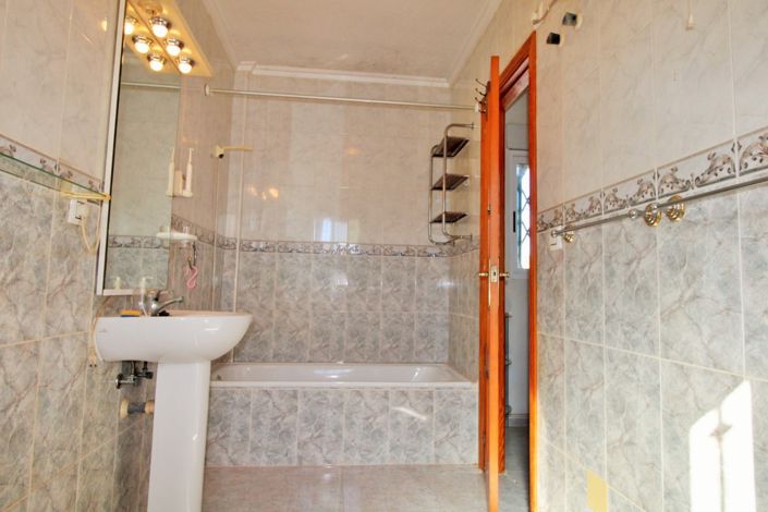 Image No.20-3 Bed Townhouse for sale