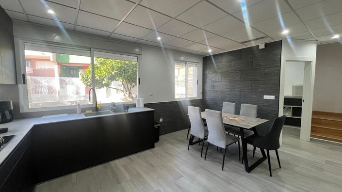 Image No.13-5 Bed Townhouse for sale