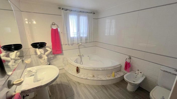 Image No.28-4 Bed Townhouse for sale