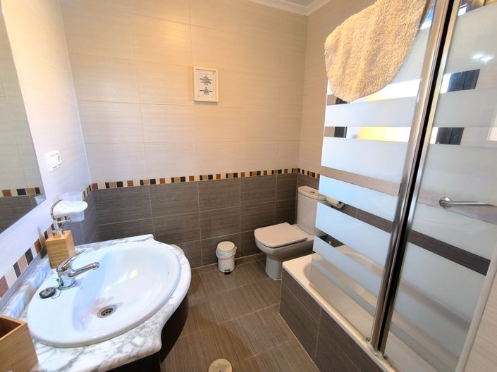 Image No.15-2 Bed Property for sale