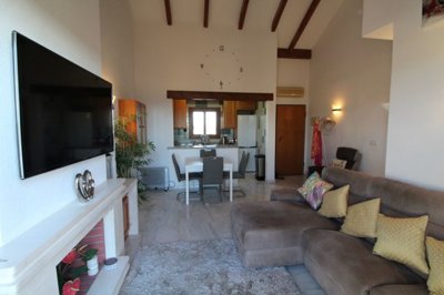 7123743topfloorapartment200126152910img2808lo