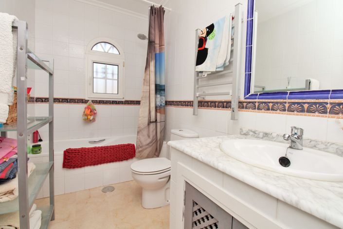 Image No.15-2 Bed Townhouse for sale