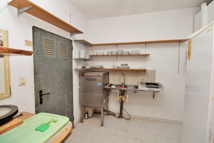 Image No.13-3 Bed Commercial for sale