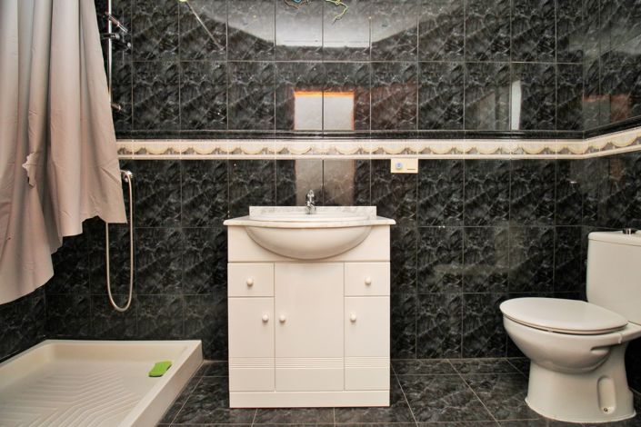 Image No.29-3 Bed Commercial for sale