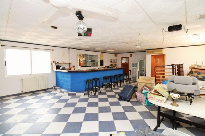 Image No.5-3 Bed Commercial for sale