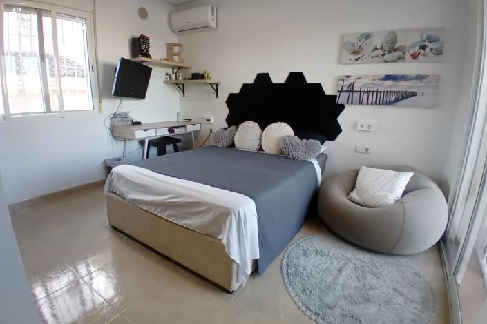 Image No.25-4 Bed Property for sale