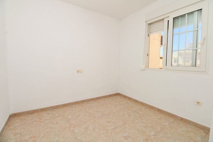 Image No.15-2 Bed Townhouse for sale