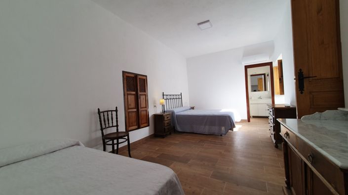 Image No.24-4 Bed Townhouse for sale