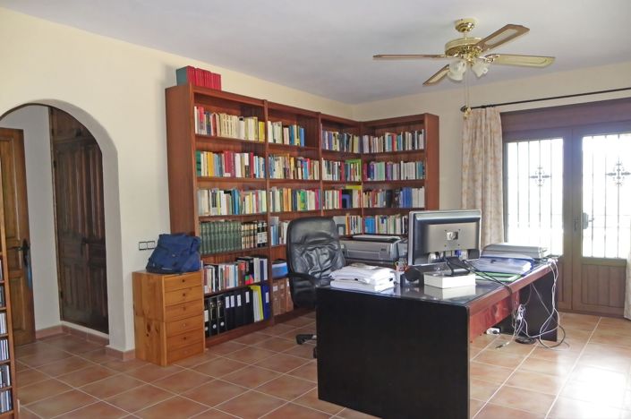 Image No.11-4 Bed Country House for sale