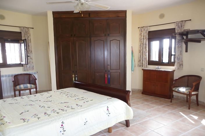 Image No.15-4 Bed Country House for sale