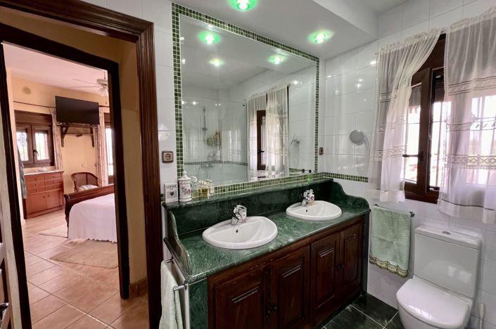 Image No.17-4 Bed Country House for sale