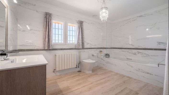 Image No.18-5 Bed Villa for sale