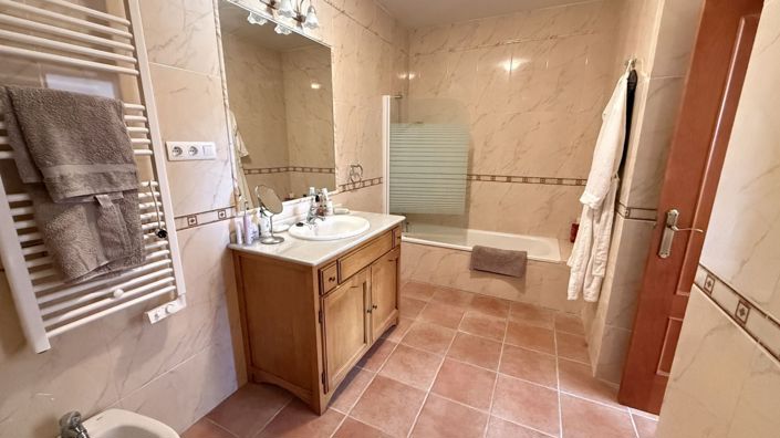 Image No.19-4 Bed Country House for sale