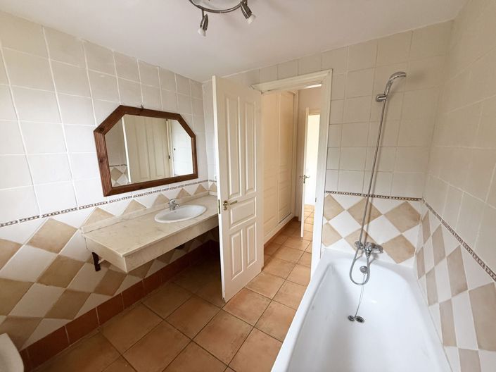 Image No.13-3 Bed Townhouse for sale