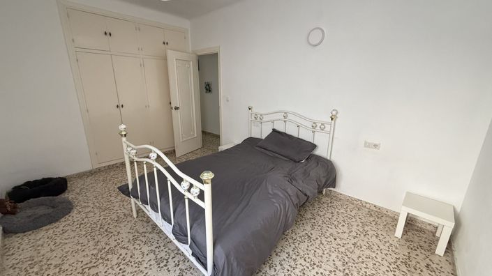 Image No.17-7 Bed Townhouse for sale
