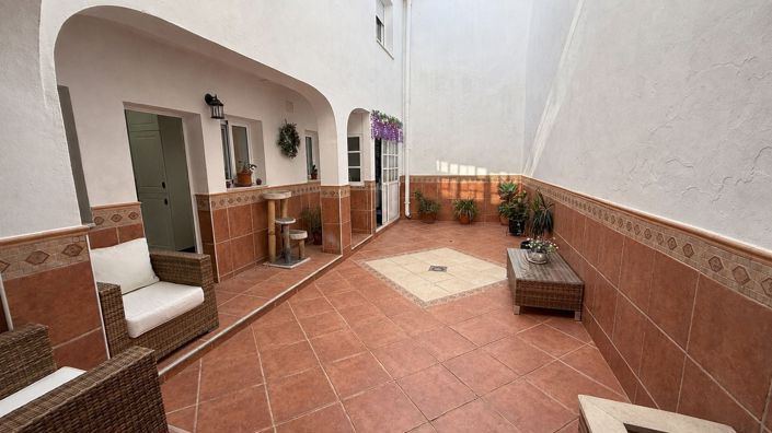 Image No.24-7 Bed Townhouse for sale
