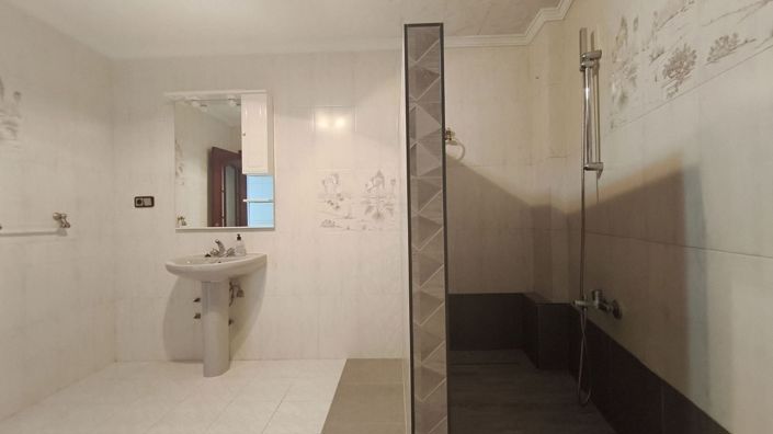 Image No.15-4 Bed Townhouse for sale