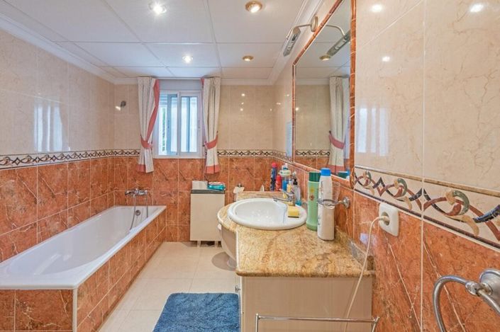 Image No.2-4 Bed Villa for sale