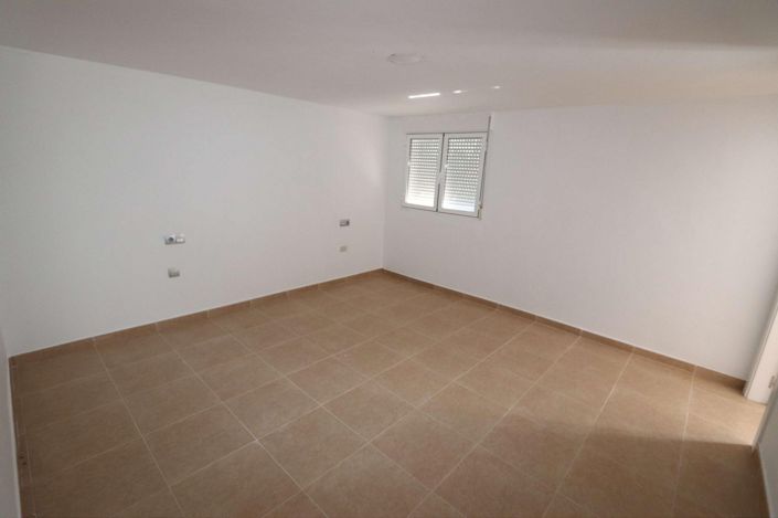 Image No.11-11 Bed Commercial for sale