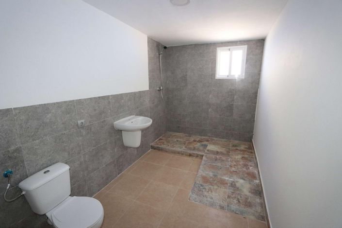 Image No.21-11 Bed Commercial for sale