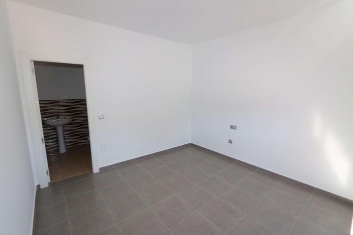 Image No.22-11 Bed Commercial for sale