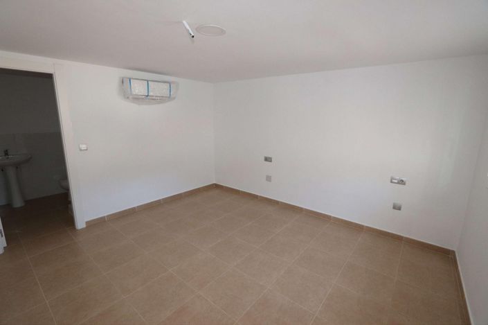 Image No.5-11 Bed Commercial for sale