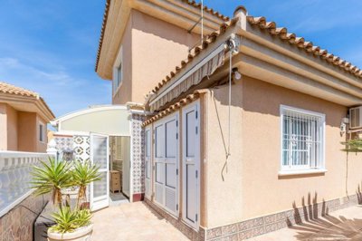 villa-for-sale-in-punta-prima-es646-176572-2
