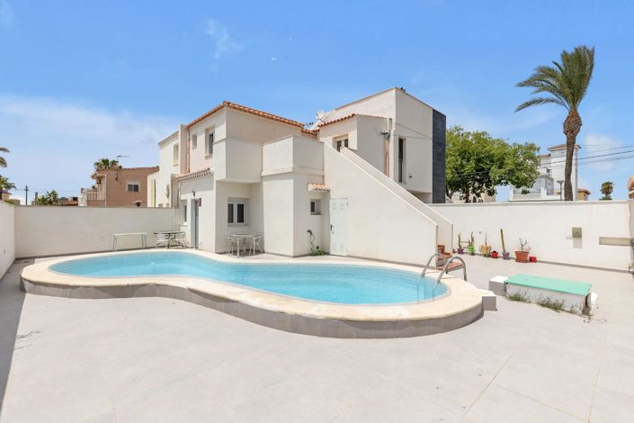 Image No.1-3 Bed Villa for sale