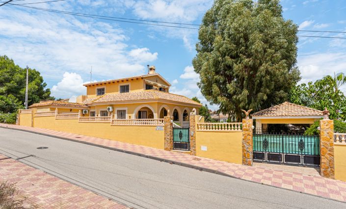 Image No.1-4 Bed Villa for sale
