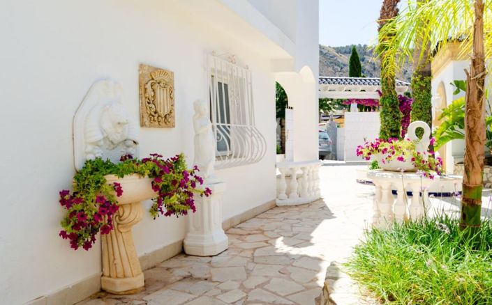 Image No.12-15 Bed Villa for sale