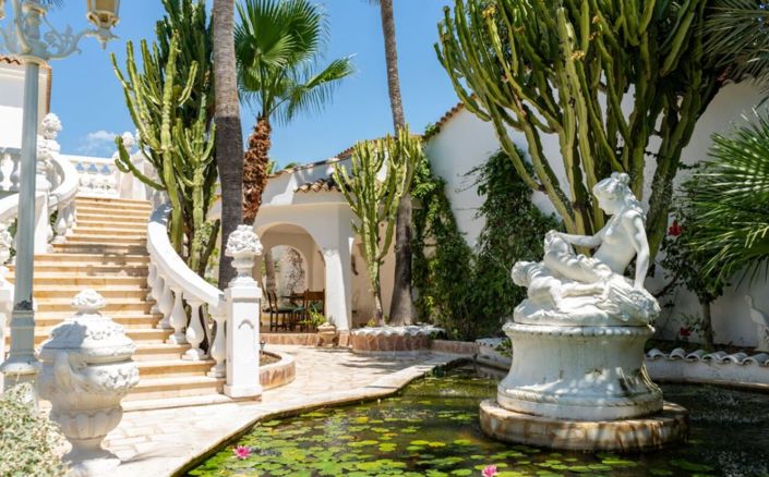 Image No.8-15 Bed Villa for sale