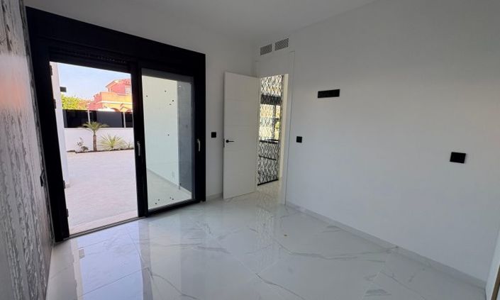 Image No.35-3 Bed Villa for sale