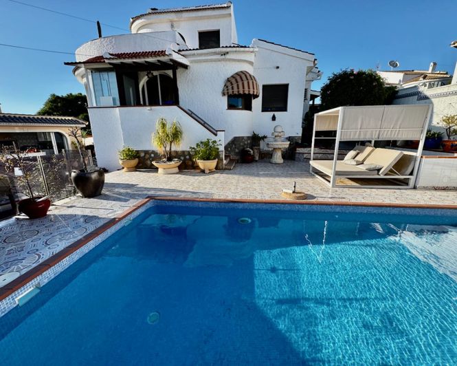 Image No.1-4 Bed Villa for sale