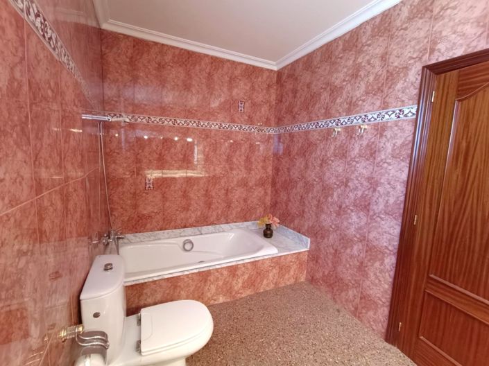 Image No.30-6 Bed Country House for sale